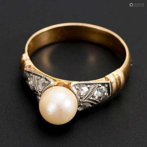 ART DECO RING WITH CULTURED PEARL AND DIAMOND ROSES.