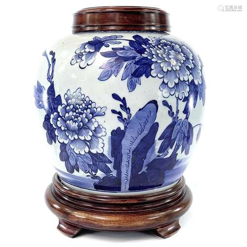 A Chinese blue and white porcelain jar, 19th century, decora...