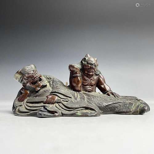 A Chinese bronze group, early 20th century, height 5cm, leng...