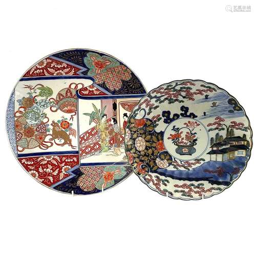 A large Japanese porcelain charger, 19th century, the centra...