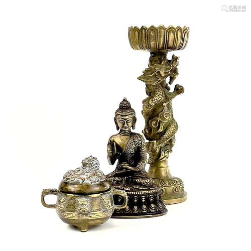 A small Chinese bronze censer, four-character mark, height 4...