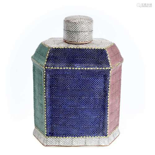 A Chinese porcelain tea caddy, 20th century, seal mark, heig...