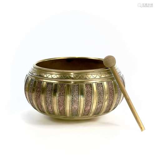 A Tibetan mixed metal singing bowl, height 10cm, diameter 18...