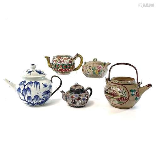 A Chinese famille verte porcelain teapot, 19th century, heig...