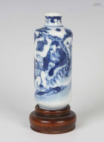 A Chinese blue and white porcelain snuff bottle
