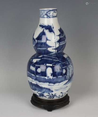 A Chinese blue and white porcelain double gourd shaped vase