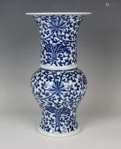 A Chinese blue and white porcelain 'phoenix tail' vase