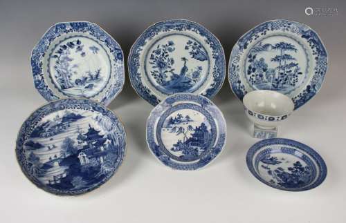 A Chinese blue and white porcelain cargo bowl