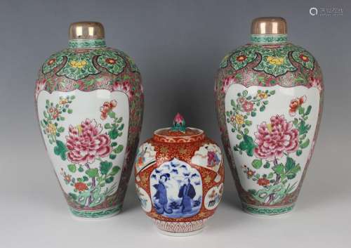 A Japanese Imari porcelain jar and cover