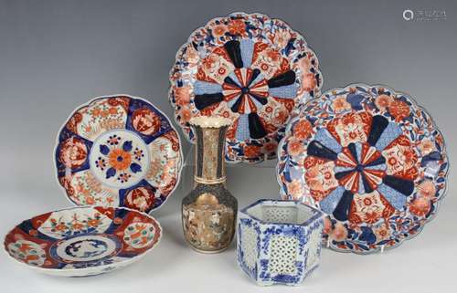 A pair of Japanese Imari porcelain lobed dishes