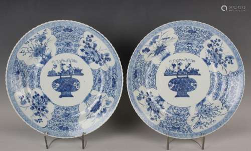 A pair of Chinese blue and white porcelain circular dishes