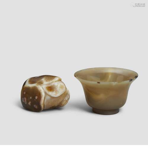 AN AGATE WATER DROPPER WITH AN AGATE BOWL Late Qing dynasty ...