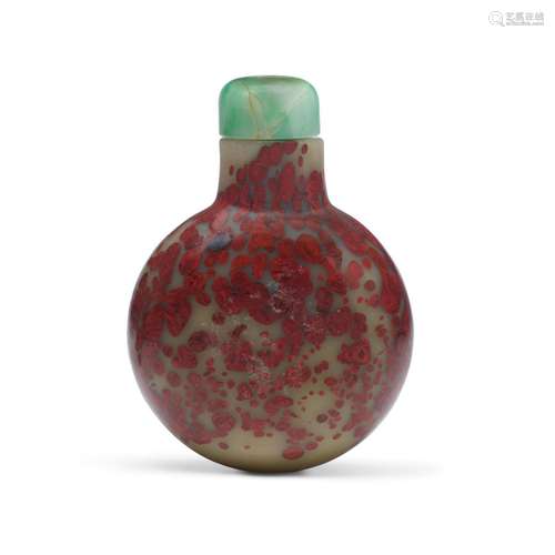 A MOTTLED DUAL-TONE GLASS SNUFF BOTTLE  1820-1880