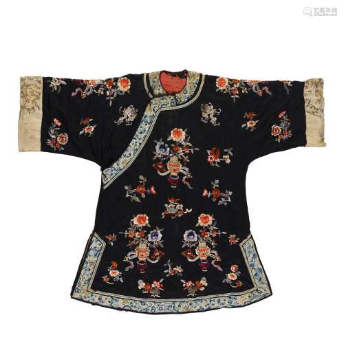 A BLACK-GROUND EMBROIDERD SILK LADY'S INFORMAL ROBE Late...