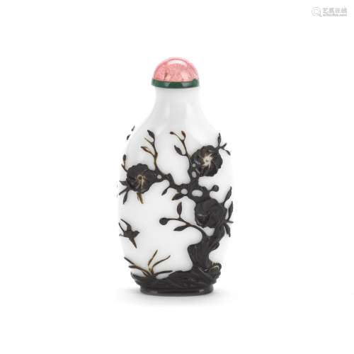 A BLACK OVERLAY WHITE GLASS SNUFF BOTTLE Attributed to Yangz...