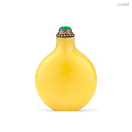 A YELLOW GLASS SNUFF BOTTLE Attributed to the Palace Worksho...