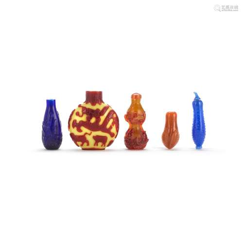 A GROUP OF FIVE GLASS SNUFF BOTTLES 19th/20th century