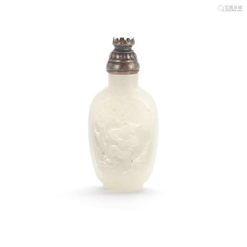 A CARVED WHITE JADE SNUFF BOTTLE 18th/19th century