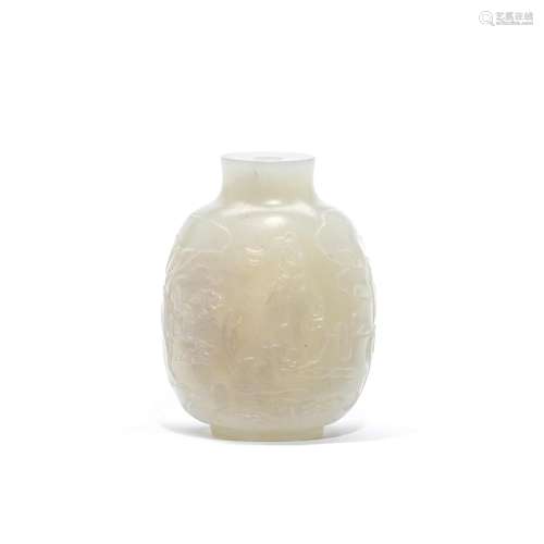 A CARVED WHITE JADE SNUFF BOTTLE 18th/19th century