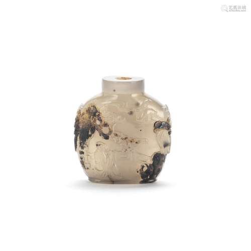 A FINE CARVED SUZHOU AGATE SNUFF BOTTLE 18th/19th century