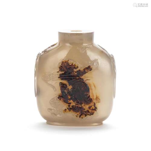 A LARGE CARVED SILHOUETTE AGATE SNUFF BOTTLE 19th century