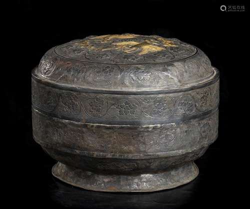 A PARTIALLY GILT METAL CIRCULAR BOX AND LID
China, Qing dyna...