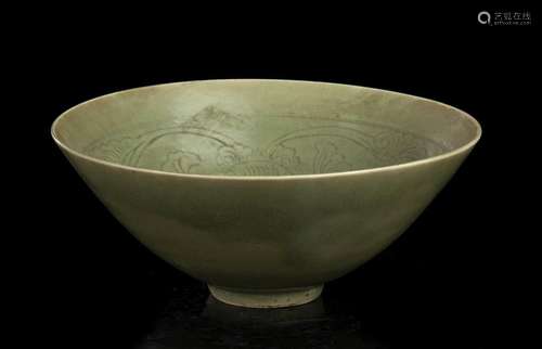 AN INCISED AND CÉLADON GLAZED LARGE PORCELAIN BOWL
China, Qi...