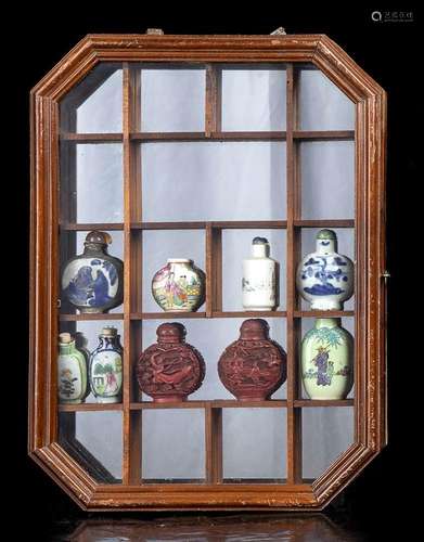 A SMALL WOOD AND GLASS SHOWCASE WITH NINE SNUFF BOTTLES
Chin...