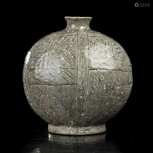 AN INCISED AND GLAZED 'BUNCHEONG' CERAMIC GLOBULAR VASE
Kore...