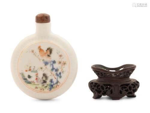 A Chinese Famille Rose Porcelain Snuff Bottle 
