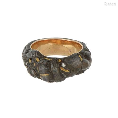 Antico anello scultura in acciaio e oro giallo,