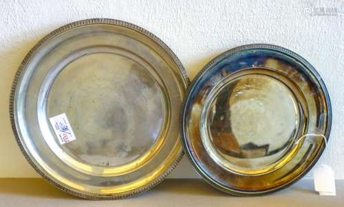 Due piatti in argento, bordo decorato con