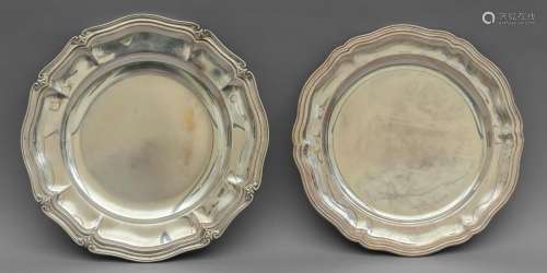 Due piatti in argento sbalzato in stile