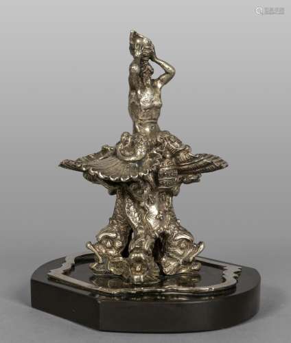 Modello di fontana in argento poggiante su base