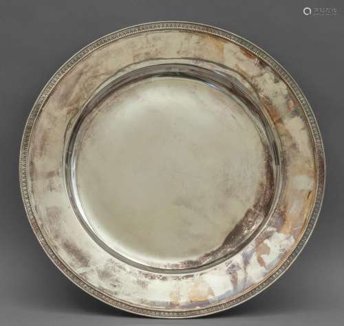 Grande piatto in argento, bordo decorato con