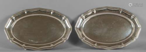 Coppia di piatti in argento sbalzato in stile