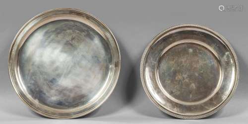Due piatti rotondi in argento di cui uno con