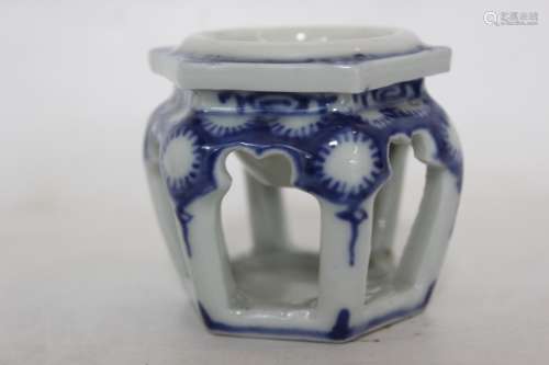 Chinese Blue and White Porcelain Fish Feeder