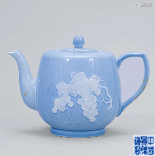 藍地白釉花卉壺