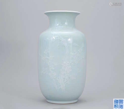 70年代 青釉堆白瓷花鳥紋瓶 