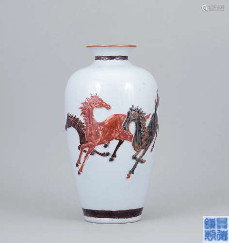 70年代 褐釉雕瓷駿馬圖瓶 “景德镇製”款
