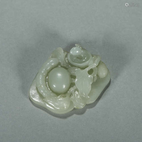 A Hetian jade butterfly ornament