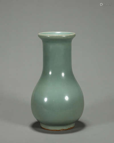 A Longquan kiln porcelain vase