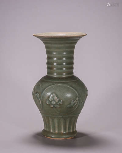 A Longquan kiln flower porcelain vase