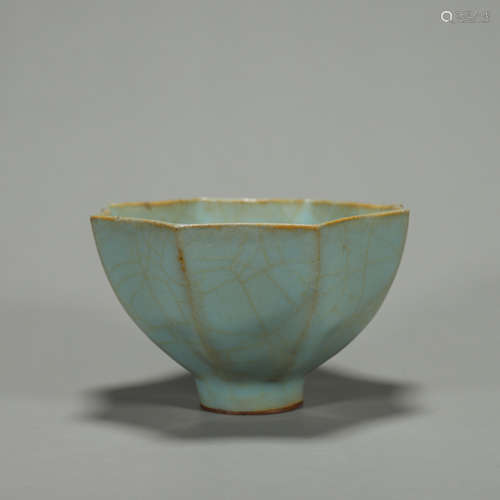 A Longquan kiln porcelain octagonal cup