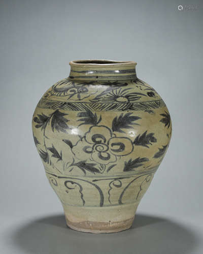 A blue and white fish and seaweed porcelain jar