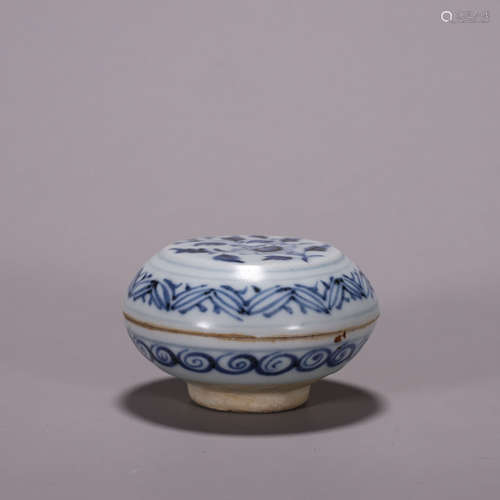 A blue and white flower porcelain box