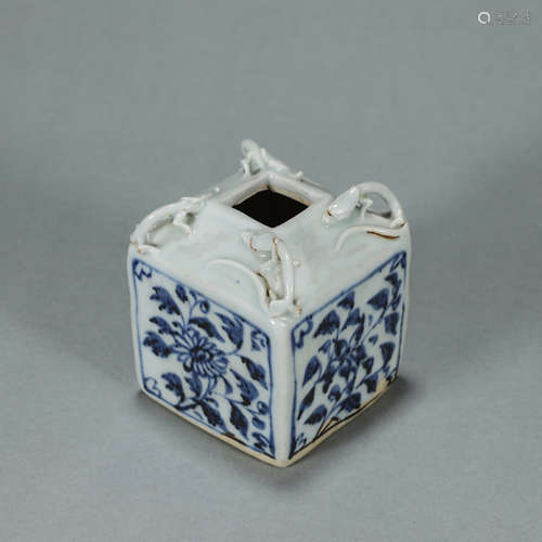 A blue and white flower porcelain dragon water pot