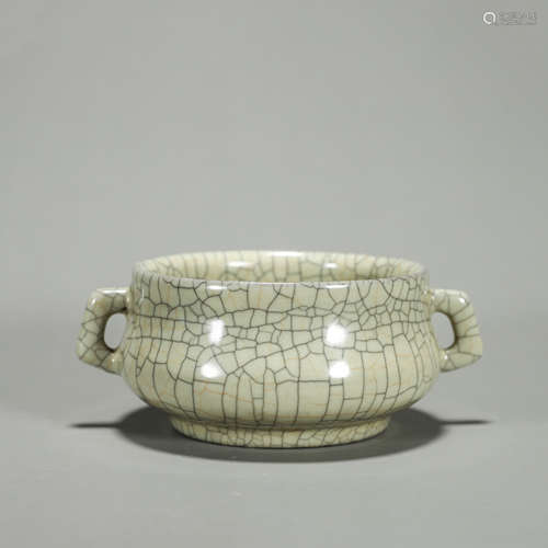 A Ge kiln glazed porcelain censer with dragon shaped ears