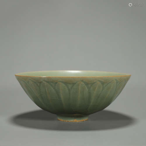 A Longquan kiln porcelain lotus petal bowl